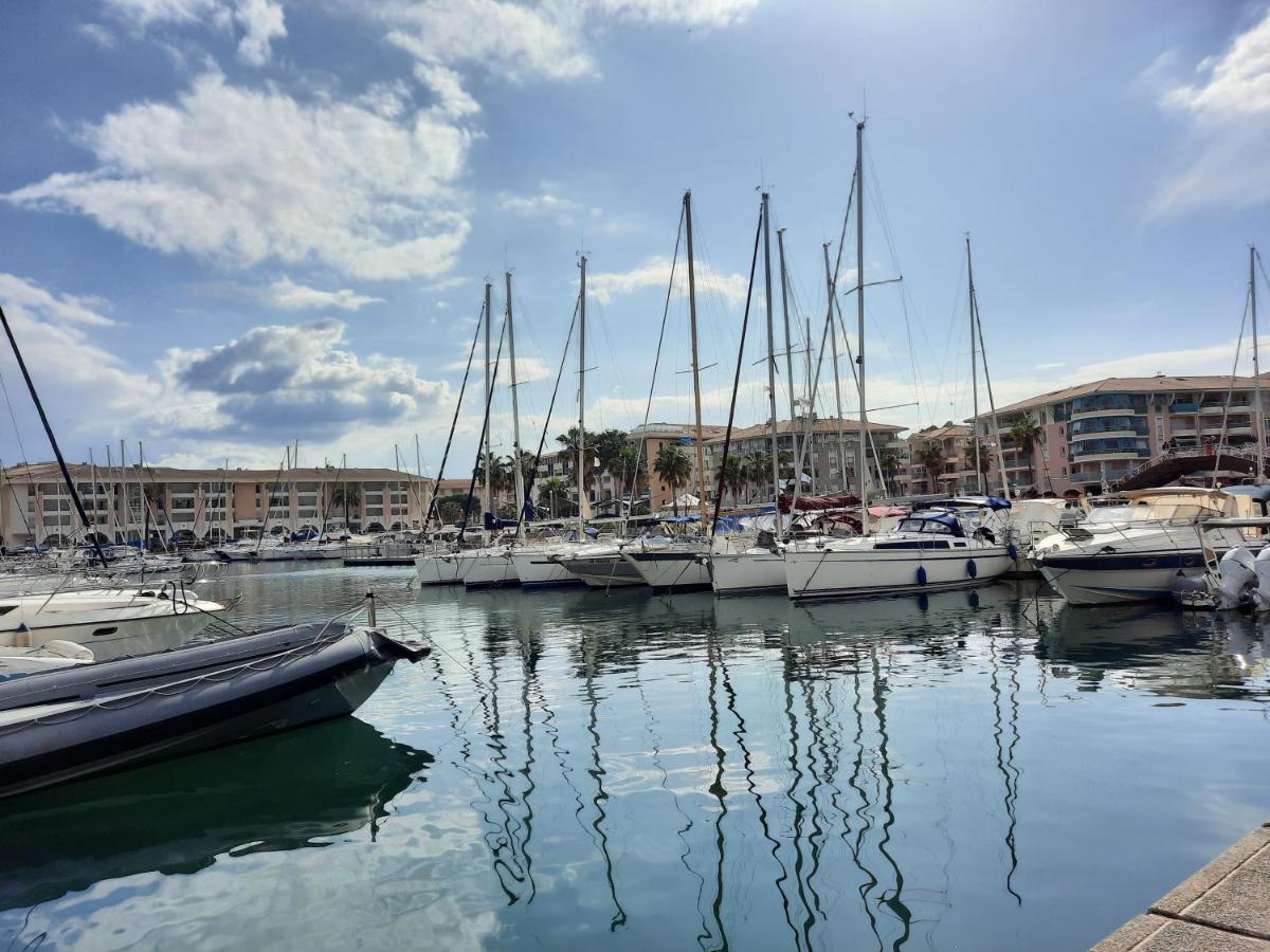 شقة Coeur Marina Climatise Terrasse Parking Fréjus المظهر الخارجي الصورة