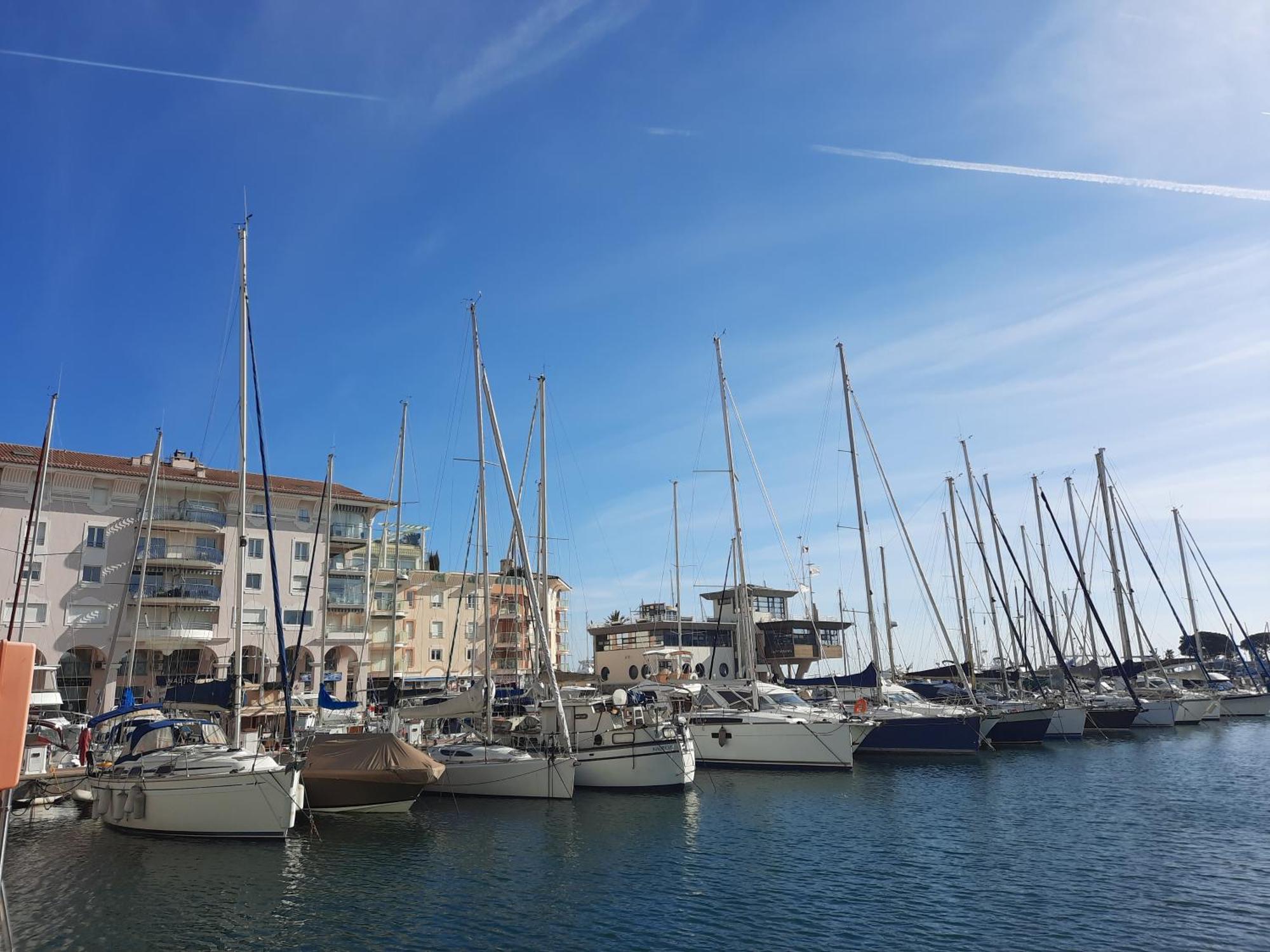 شقة Coeur Marina Climatise Terrasse Parking Fréjus المظهر الخارجي الصورة