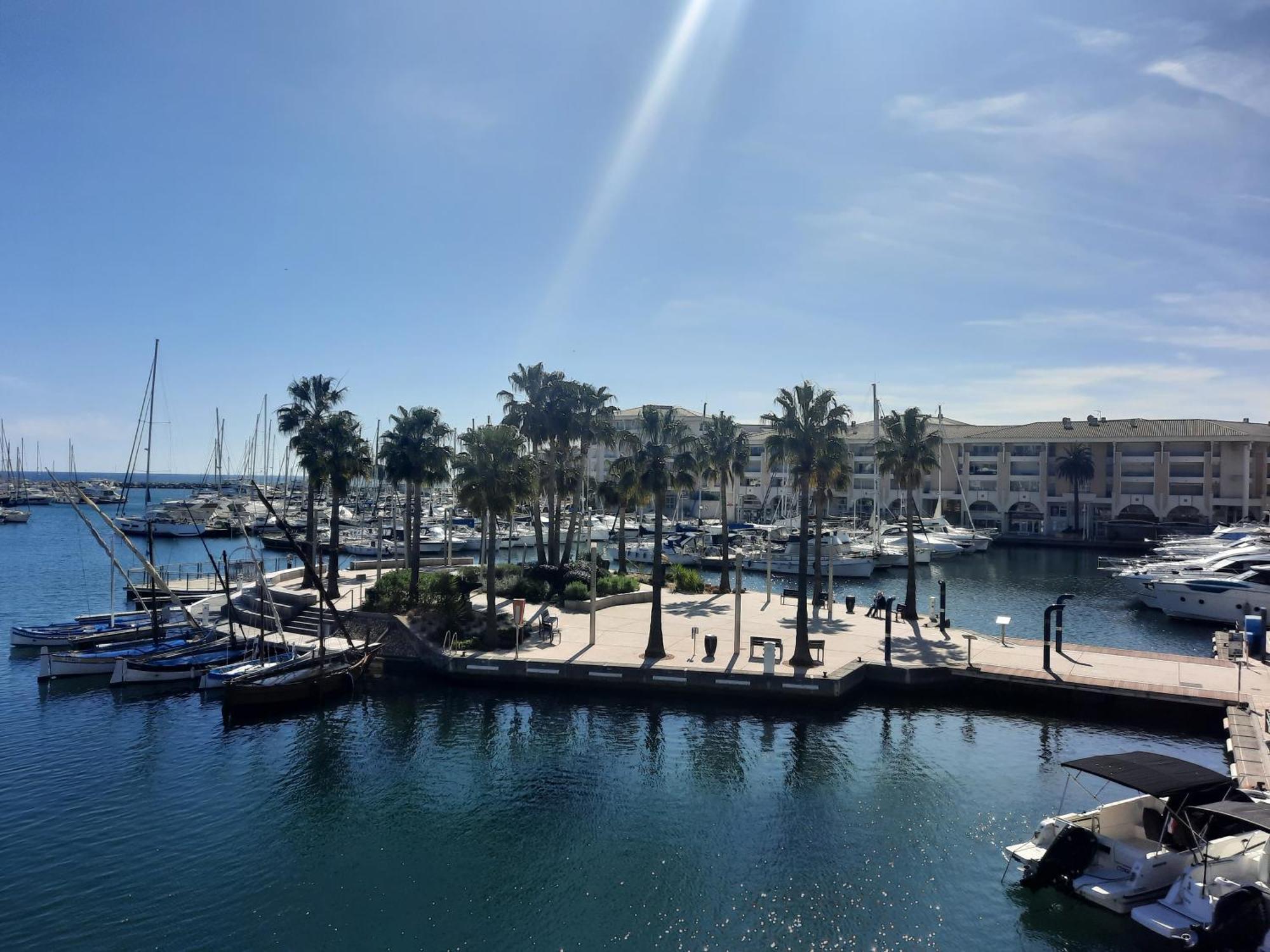 شقة Coeur Marina Climatise Terrasse Parking Fréjus المظهر الخارجي الصورة