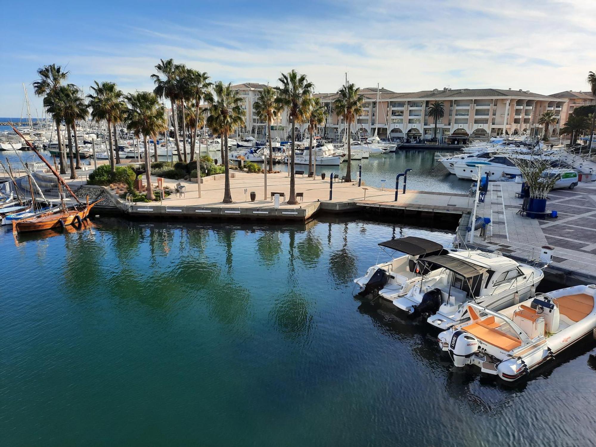 شقة Coeur Marina Climatise Terrasse Parking Fréjus المظهر الخارجي الصورة